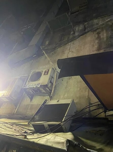 基隆冷氣機半夜墜落險砸街友,居民擔心安全市府強制拆。圖/議員鄭文婷提供