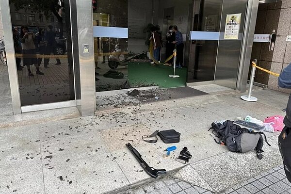 張姓男子不滿政府及數位部亂花錢,昨朝數位部大門連轟三槍。圖/記者廖炳棋翻攝