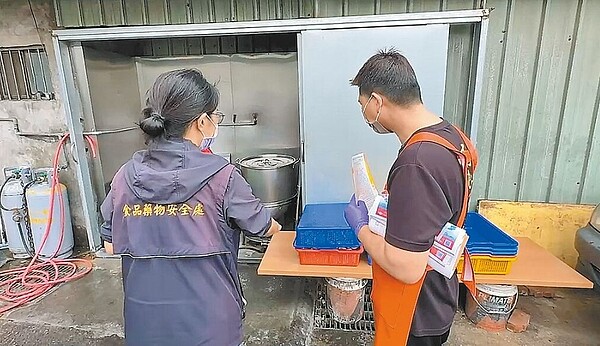 台中市食安處28日前往知名爌肉飯位水湳的工作廚房稽查，現場生肉已有塑膠籃覆蓋，但仍發現油煙機積塵不潔等5項衛生缺失。圖／台中市政府提供