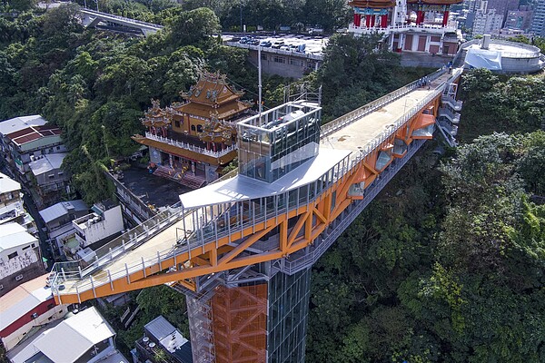 基隆新地標基隆塔首傳電梯受困，阿嬤和孫子受困半小時。圖／基隆市政府提供