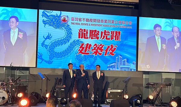 台灣省不動產開發商業同業公會29日選出第11屆新任理事長，由新竹市5連霸資深議員吳國寶（右）順利當選，晚間並舉辦「龍騰虎要躍-建築夜」。圖／好房網News記者蔡佩蓉攝影