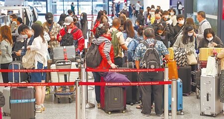 下周就是清明節4天連續假期，桃園國際機場又迎來一波出國旅遊高峰，估計每天有13萬人次出國，航空公司建議旅客提早3小時至機場報到。（本報資料照片）