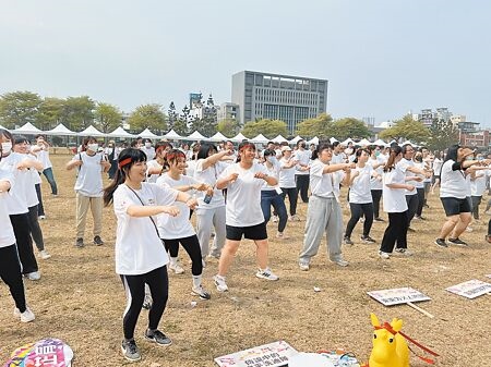台南市政府社會局29日首度舉辦社工大會師，為辛苦的社工加油、打氣，吸引公私單位300名社工師熱情參與。（洪榮志攝）