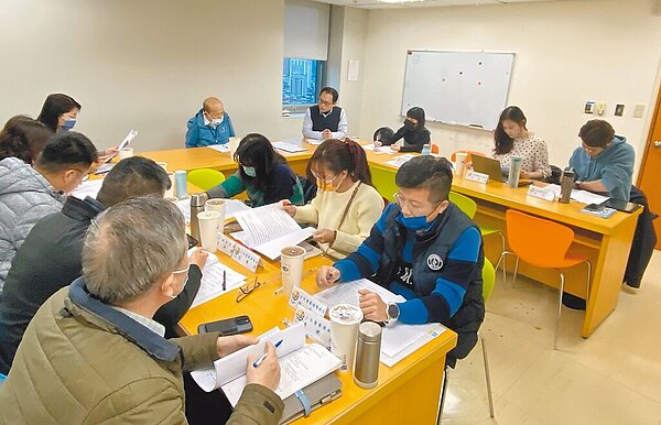 新北市教育局針對觸法學生逐案列管,並規畫個別化中介教育過渡方案,如園藝創作等,讓孩子找回對學習的信心,4月啟動,課程安排為1周至1個月不等。圖/新北市教育局提供