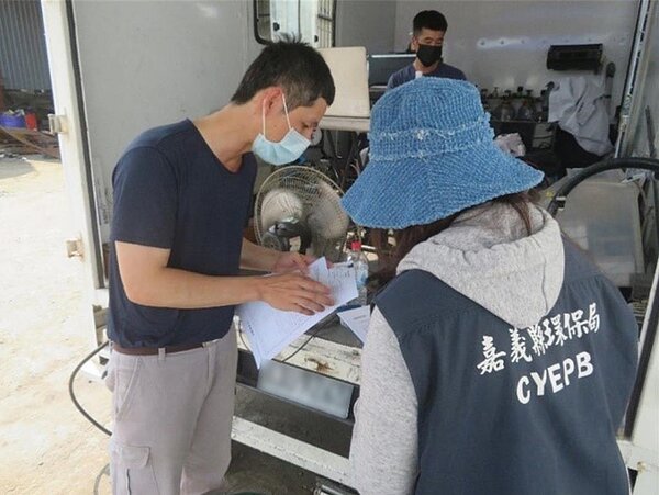 嘉義縣環保局對瀝青廠空汙異味超標的業者裁罰。(嘉義縣政府提供/廖素慧嘉縣傳真)