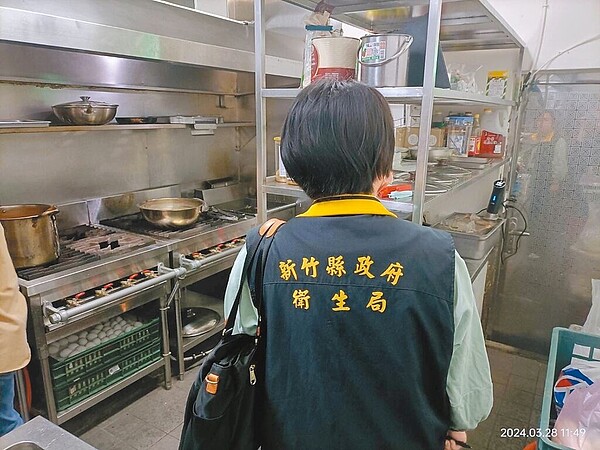 有民眾在新竹縣竹北市某咖哩餐廳吃完飯後腹瀉，縣府衛生局接獲陳情後，27日到現場稽查發現6點缺失，要求業者限期改善。（新竹縣政府提供／邱立雅竹縣傳真）