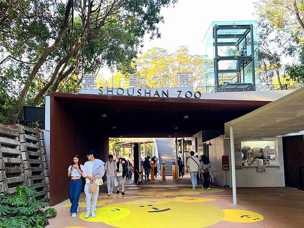 一年一度兒童節將至,壽山動物園特別以「動物藝世界」為主題,祭出4月4日至7日全台12歲以下兒童免費入園優惠活動,並推出精彩的藝文表演及親子DIY活動。(高市府觀光局提供/洪浩軒高雄傳真)