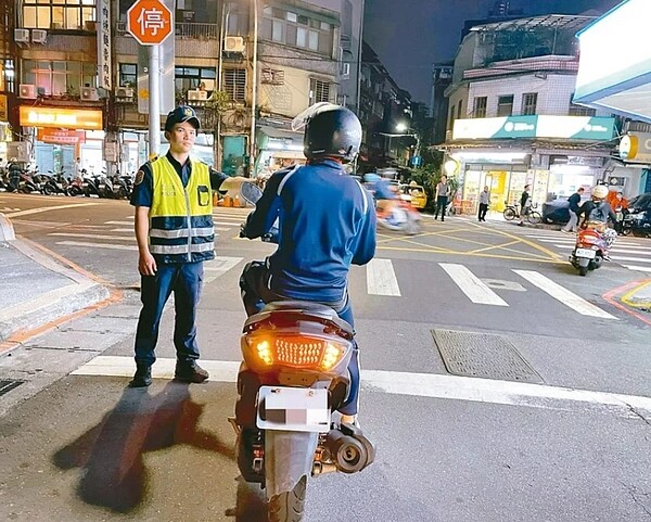 北市未滿18歲無照駕駛多，警方加強查緝。示意圖／北市交通大隊提供
