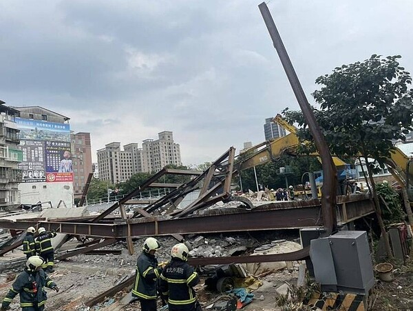 台北士林區福港街對面一處新建工地，今天下午1時許驚傳工安意外。圖／翻攝照片