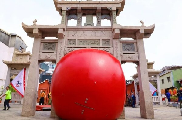 台南紅球計畫第一站在「接官亭」就成功引起話題。圖／台南市政府提供
