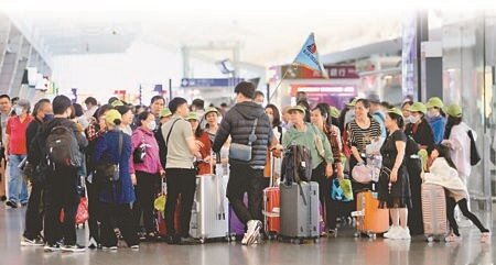 由於缺乏陸客挹注，觀光署長周永暉30日坦言，今年1200萬人次來台觀光目標恐無法達成。圖為桃園機場一群剛下機的越南旅客準備搭車離開。（范揚光攝）