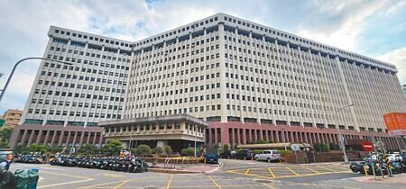 台塑的原總部大樓自1980年興建使用至今已逾40年,規畫重新活化再利用。(黃敬文攝)