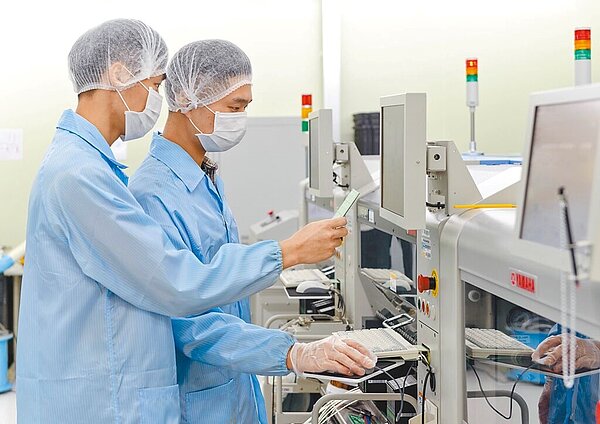 半導體產業成為當紅炸子雞，大學紛紛新設相關科系，不僅理工科，連台灣師範大學與銘傳等偏人文專長的老牌大學也開辦學程。圖為龍華科大培育科技人才。圖／龍華科大提供