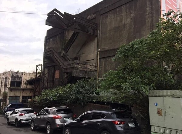 基隆廢棄冷凍廠氨氣外洩,消防員關閉儲槽閘門居民擔心。圖/記者游明煌翻攝