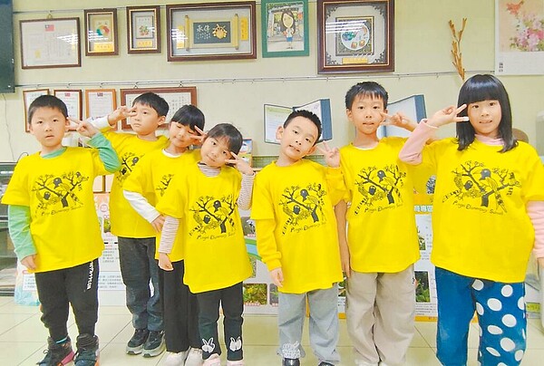 新北市平溪國小2024年兒童節禮物是在地特色T恤,衣服上的藍鵲圖案是學生的塗鴉創作。(新北市教育局提供/陳慰慈新北傳真)