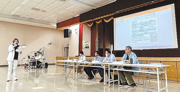 民進黨台北市議員林延鳳（左）30日批評，新北市府仍用「被北市府第8度退回」的淡北道路交維舊資料，批評這場會議是敷衍了事。圖／林延鳳辦公室提供