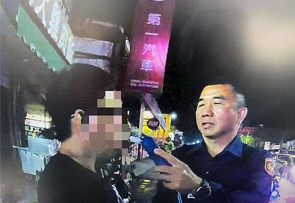 45歲鄭姓男子（左）騎機車搖晃明顯，員警攔停予以檢測，發現酒測值高達0.63毫克。圖／讀者提供