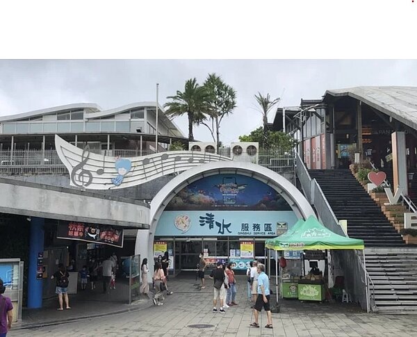 疫後第一年，不僅出國旅遊出現報復性人潮，國旅也相當熱絡，致使2023年高速公路車流量寫下歷史新高，在車流量的帶動下，用路人踴躍前往沿線服務區休息消費。圖／聯合報系資料照
