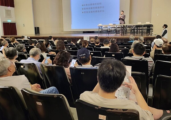 基泰大直案傾斜民宅東側及南側更新重建,目前啟動公辦都更程序,今天召開說明會,都發局向住戶說明更新前、後權利價值及初步房型規畫。圖/北市都更處提供