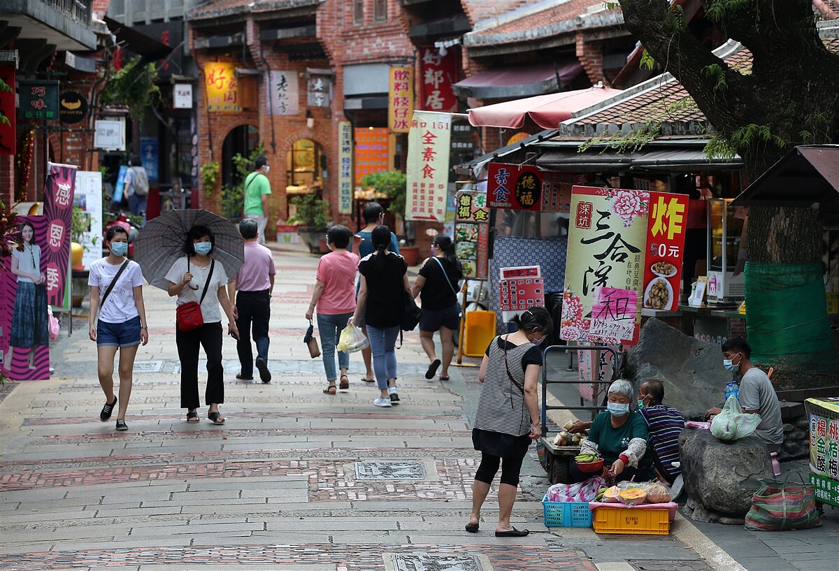 新北深坑輕軌S3站透過北側現有中正橋到深坑老街,步行距離100公尺,便利遊客抵達。圖為深坑老街。圖/聯合報系資料照片