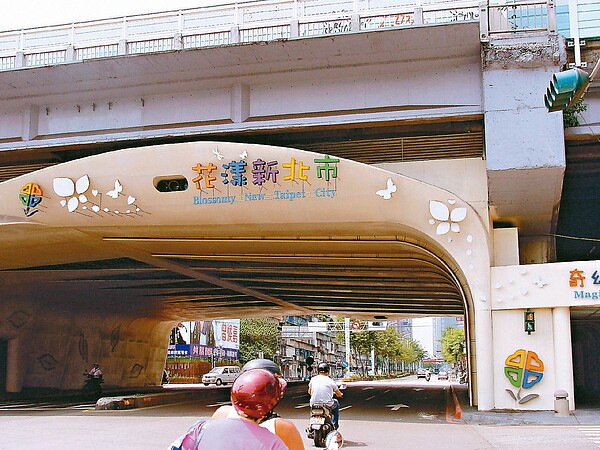 板橋區民生路二段、縣民大道二段去年發生52件車禍、受傷81人,成新北10大易肇事路段第一名。聯合報系資料照