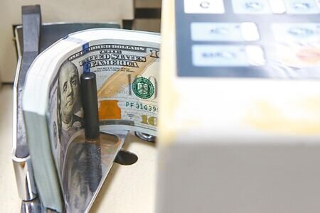 公股銀最新研究報告指出,大多數銀行認為美國最快6月、7月才會啟動降息,台灣今年利率不會再調整,但也不排除通膨若無法如期降溫,還有升息可能。圖∕本報資料照片