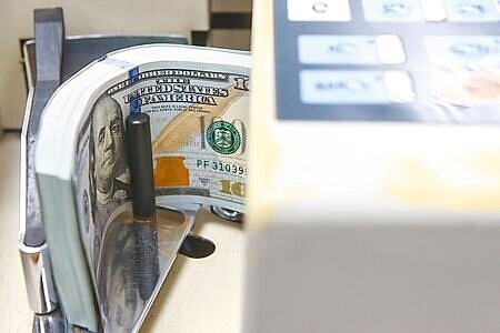 公股銀最新研究報告指出,大多數銀行認為美國最快6月、7月才會啟動降息,台灣今年利率不會再調整,但也不排除通膨若無法如期降溫,還有升息可能。圖∕本報資料照片