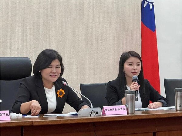 雲林縣政府為發展高科技產業,向經濟部爭取擴大中科虎尾園區,立委張嘉郡(右)31日表示台糖董事會已通過中科虎尾園區擴大土地承租案、雲林縣長張麗善(左)強調這是爭取台積電利多。圖/張嘉郡提供