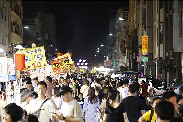 天團五月天演唱會及大港開唱30日同步登場，吸引國內外歌迷湧入高雄，堪稱「演唱會超級周末」，在高市府經發局推出商圈夜市券的加持下，各地商圈人潮爆滿。圖／高市府經發局提供