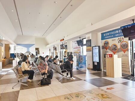 花蓮縣政府在花蓮火車站前興建花蓮轉運站,除協助疏運也提供觀光客旅遊諮詢,轉運站強調,服務不會因國道客運退出東部客運市場就停擺。(羅亦攝)