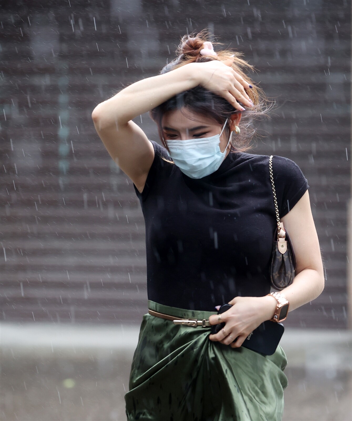 氣象署針對北台灣發布大雷雨示警，並發布豪雨特報，各地傳出災情，大雷雨來襲，民眾紛紛走避。本報資料照片 