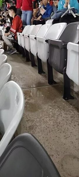 台北大巨蛋昨天舉行中職開幕賽吸引逾2.8萬人到場,今天繼續進行龍象大戰,但北市下午天氣狀況不佳,除了外面下起大雨外,巨蛋內部竟也「下小雨」,遠雄表示,因管線設計問題造成溢水,影響球迷約數十位,立即協助升等換座,後續也會盡力調整。圖/擷取自PTT