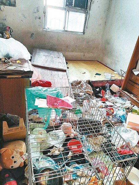 情侶在高雄租屋,屋內垃圾滿地。圖/翻攝自臉書社團「左營楠梓人」