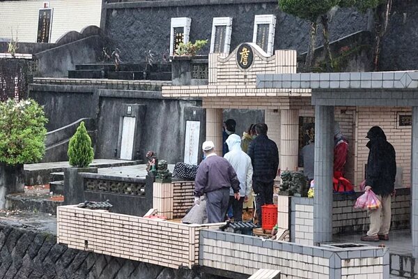 清明連假台北市富德公墓湧現的祭祖人潮。示意圖/聯合報系資料照