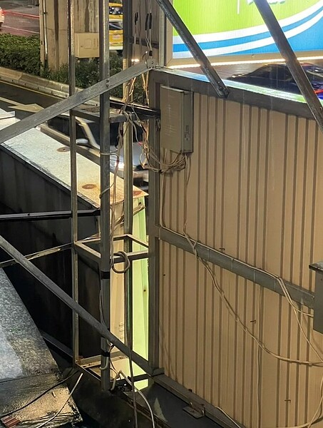 除強降雨外,北市今天全區也刮起強陣風,截至下午17:30總共接獲25起災害案件,包含路樹倒塌13件、招牌掉落11件、電線桿倒塌1件。圖/北市議員陳宥丞提供