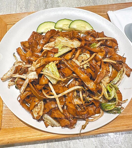 曾赴寶林茶室吃炒粿條而中毒的桃園市民指出，粿仔條氣味很重、顏色很黑，吃第1口就覺得醬料很苦，並出示害他中毒的粿仔條料理照片佐證。圖／桃園市政府提供