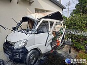 車上抽菸引發氣爆波及五戶民宅　男子手腳50％燒燙傷