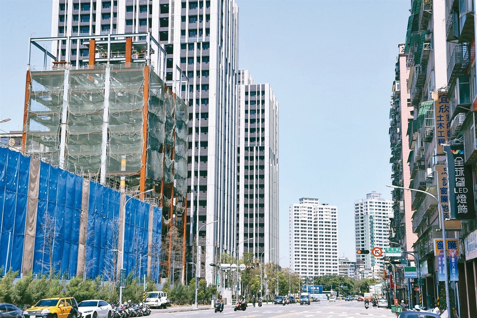 新店央北重劃區擁有優秀的地理位置,加上低密度居住空間,近年吸引指標建商插旗。圖為新店中央路。記者侯永全/攝影