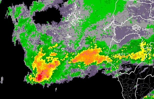 台南市長黃偉哲提醒市民,根據氣象局資料顯示,中午前台南地區持續有強對流系統移入,需注意短時強降雨、雷擊及強陣風,請多加留意出行安全。圖/取自台南市長黃偉哲臉書