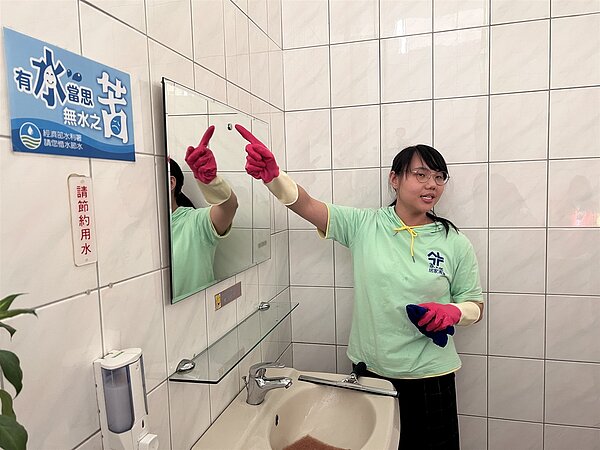 新北達人傳授百位志工清掃秘訣。圖/新北市環保局提供