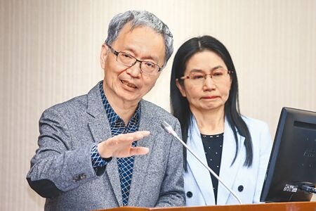 
衛福部長薛瑞元（左）表示，將專案協助小林製藥紅麴受害消費者，預計1周內公布求償程序。右為食藥署長吳秀梅。（本報資料照片）
