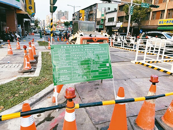 高雄市華夏路人行環境改善工程施工6年剛完工，路口又有工程開挖，居民直呼「實在太誇張！」。圖／民眾提供