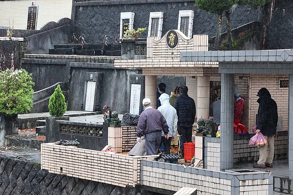 清明連假將至,命理師楊登嵙提醒民眾掃墓時的民俗習慣與傳統。 圖/聯合報系資料照