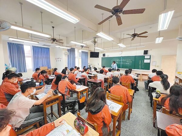 桃園市教育局預估113學年度國中增約120班，相較去年增加了4000人。圖／桃園市教育局提供