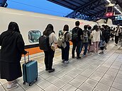 高鐵運量創新高　旅客：下班時段自由座常站滿到上不了車