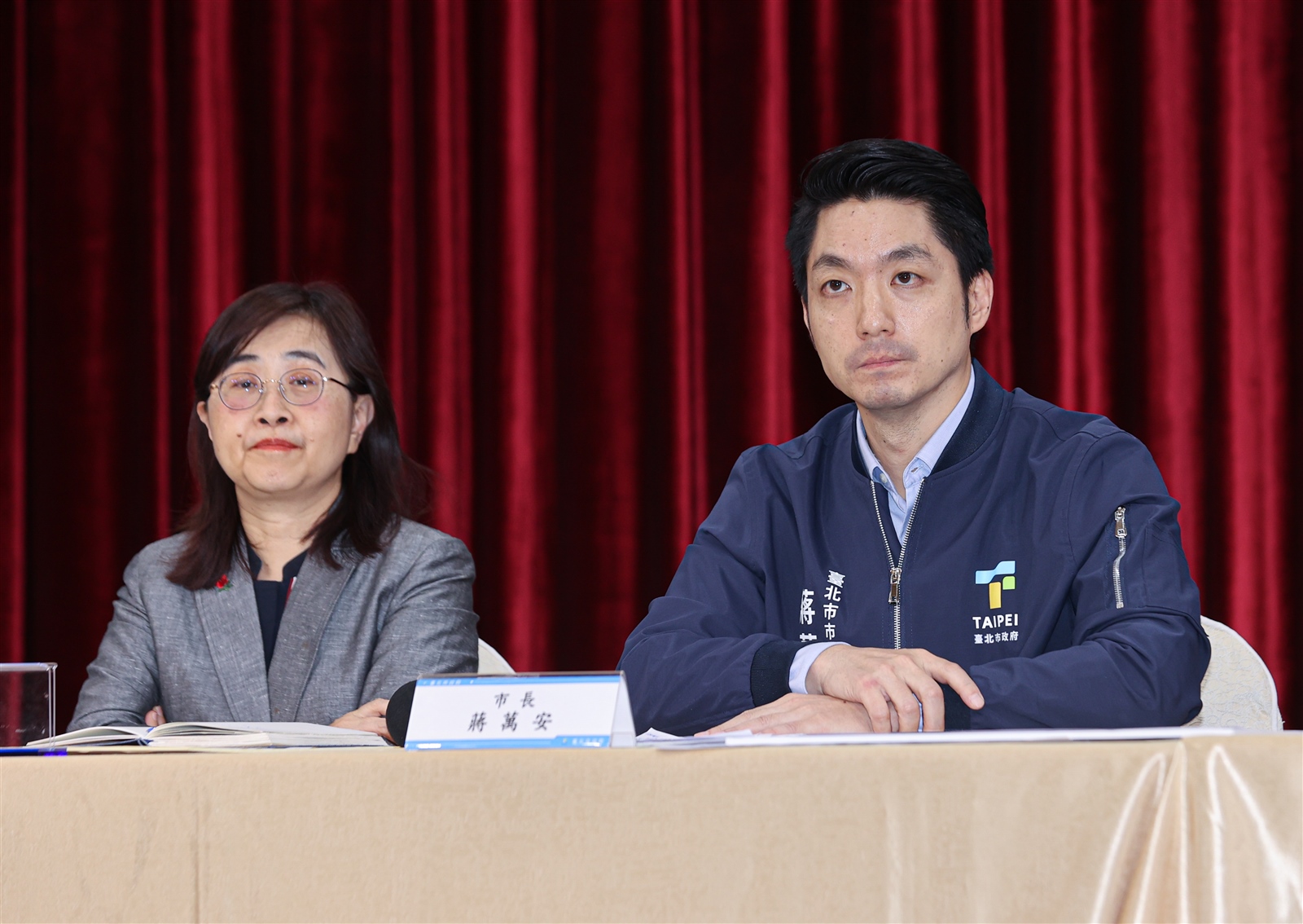 台北市政府下午舉行寶林食物中毒案後續進度記者會，市長蔣萬安（右）主持會議，並邀請副市長林奕華（左）多位部門代表及專家出席。 記者曾原信／攝影