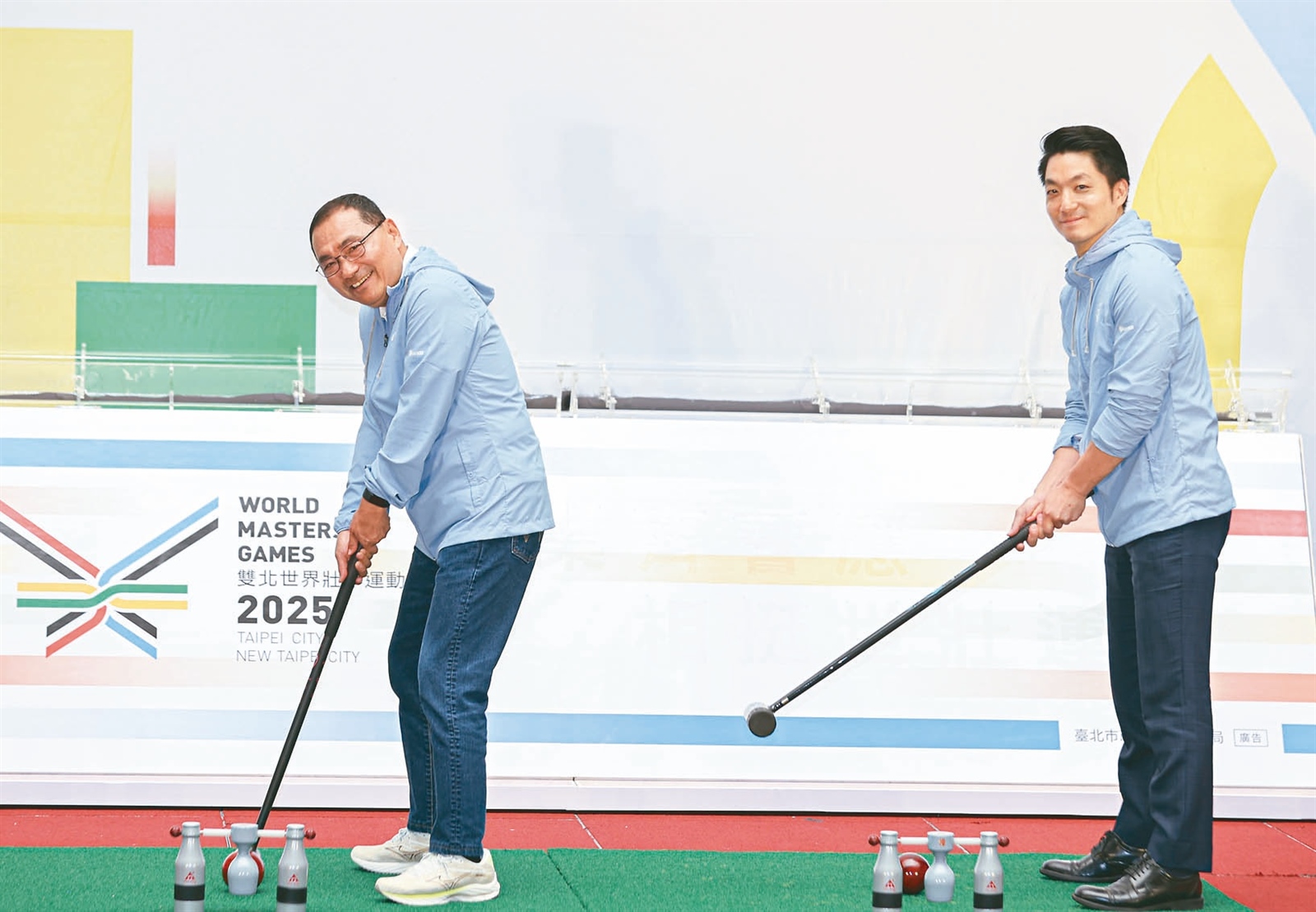 台北市長蔣萬安（右）及新北市長侯友宜（左）昨天一同出席「2025雙北世界壯年運動會」企業參與記者會，並一起體驗木球。記者曾原信／攝影 