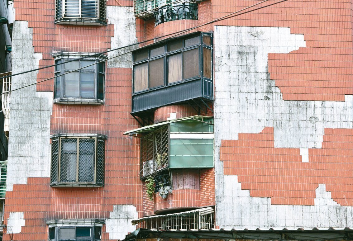 新北中和一棟老舊社區大樓立面外觀磁磚剝落嚴重，多年來引發居民憂心。聯合報系資料照