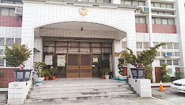 台南市警察局一名女警,3月31日晚上主動銷假上班,但交接班時卻遲未返所,警方動員協尋,當晚在官田運動公園發現她在自家車上舉槍自戕。圖/讀者提供。全國各縣市安心專線1925