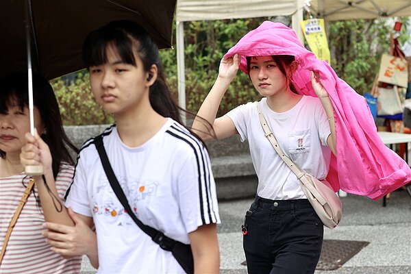 中央氣象署上午7時36分針對台南市、高雄市發布高溫資訊(黃色),今天中午前後恐達36度以上。聯合報系資料照